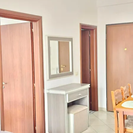 Franci 1 Apartment *